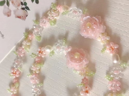 7月11日，外發(fā)手工活正規(guī)平臺，手工靈活就業(yè)創(chuàng)業(yè)，開飾品加工廠，在手工之家,選擇了就要信任和認(rèn)真，圖為串珠米珠繡手工產(chǎn)品剪影