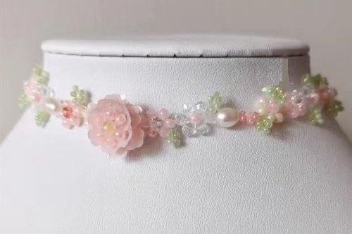 7月11日，外發(fā)手工活正規(guī)平臺，手工靈活就業(yè)創(chuàng)業(yè)，開飾品加工廠，在手工之家,選擇了就要信任和認(rèn)真，圖為串珠米珠繡手工產(chǎn)品剪影