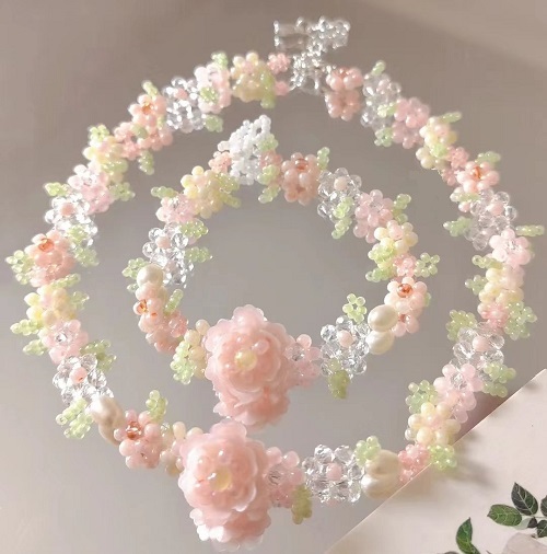 7月11日，外發(fā)手工活正規(guī)平臺，手工靈活就業(yè)創(chuàng)業(yè)，開飾品加工廠，在手工之家,選擇了就要信任和認(rèn)真，圖為串珠米珠繡手工產(chǎn)品剪影