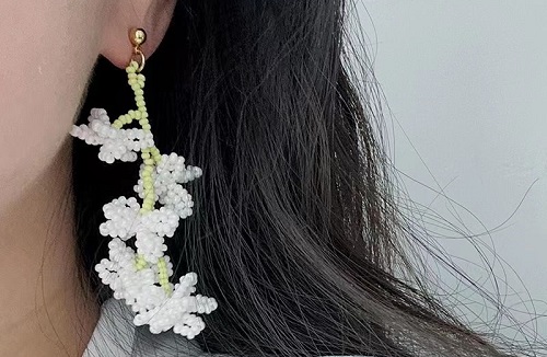7月16日，手工活外發(fā)一手貨源，開飾品加工廠，居家靈活就業(yè)創(chuàng)業(yè)好選擇，與手工之家合作，遠(yuǎn)近不是問題，圖為串珠米珠繡手工產(chǎn)品剪影