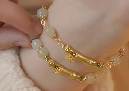 7月24日，手工活外發(fā)加工正規(guī)的廠家，開飾品加工廠，靈活就業(yè)項(xiàng)目，與手工之家合作，靈活自由，但態(tài)度不能放松，圖為串珠純手工產(chǎn)品剪影