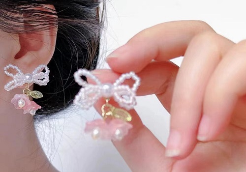7月27日，手工活外發(fā)加工可靠嗎？在家做手工副業(yè)掙錢，開(kāi)飾品加工廠，在手工之家，大家情況不一樣，服務(wù)也會(huì)具體化，圖為串珠米珠繡手工產(chǎn)品剪影