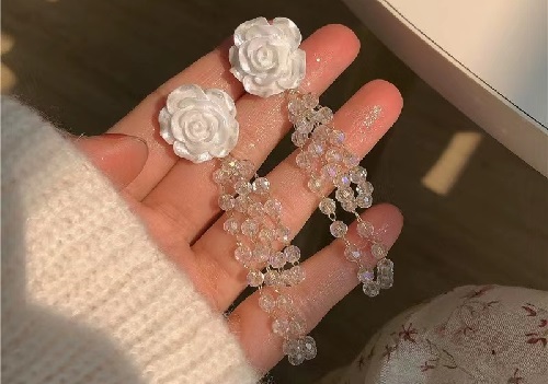 8月3日，手工活兼職可帶回家，手工靈活就業(yè)的好副業(yè)，開(kāi)飾品加工廠，在手工之家，用手工收入詮釋對(duì)家庭和手工的愛(ài)與責(zé)任，圖為串珠米珠繡手工產(chǎn)品剪影