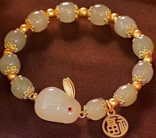 8月6日，手工兼職在家做是真的嗎？在家可以做的兼職工作，開飾品加工廠，正規(guī)手工活外發(fā)加工網(wǎng)副業(yè)，在手工之家，銷售好，才能一直有活兒做，圖為串珠純手工手鏈產(chǎn)品剪影