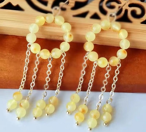 8月7日，手工兼職的正規(guī)網(wǎng)站，手工活外發(fā)加工正規(guī)廠家，開飾品加工廠，在家做的手工靈活就業(yè)，手工之家的創(chuàng)新對手工發(fā)展的重要性，圖為串珠米珠繡手工產(chǎn)品剪影