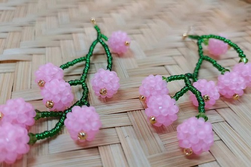 8月28日，手工活拿回家做在哪里找，居家就業(yè)好副業(yè)，在手工之家，靈活就業(yè)指什么合作，圖為串珠米珠繡手工產(chǎn)品剪影