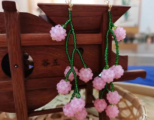 8月28日，手工活拿回家做在哪里找，居家就業(yè)好副業(yè)，在手工之家，靈活就業(yè)指什么合作，圖為串珠米珠繡手工產(chǎn)品剪影