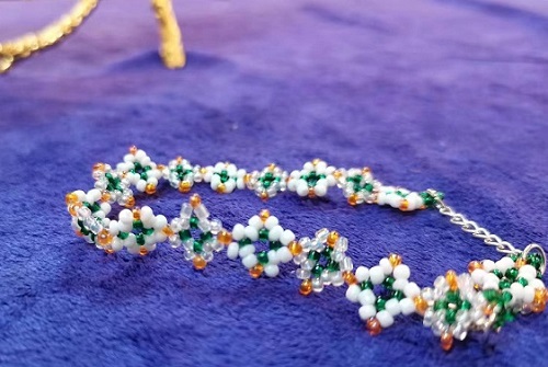 8月29日，手工活接單正規(guī)平臺，可靠的串珠手工，開飾品加工廠，在手工之家，應該如何手工創(chuàng)業(yè)，圖為串珠米珠繡手工產(chǎn)品剪影