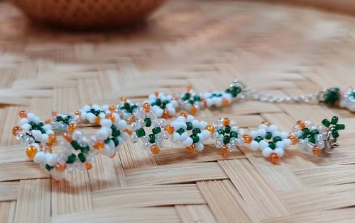 8月29日，手工活接單正規(guī)平臺，可靠的串珠手工，開飾品加工廠，在手工之家，應該如何手工創(chuàng)業(yè)，圖為串珠米珠繡手工產(chǎn)品剪影
