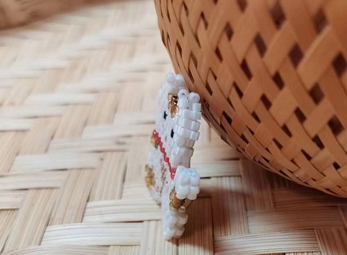 8月30日，在家可以做的兼職工作，拿回家做的手工項(xiàng)目，開飾品加工廠，月底了,手工之家有適合你的手工合作方式，圖為串珠米珠繡手工產(chǎn)品剪影