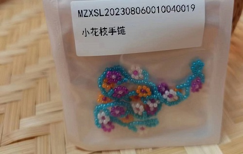 9月4日，手工活兼職招聘信息，正規(guī)可靠的手工項(xiàng)目，開飾品加工廠，手工之家的良好發(fā)展在于不斷創(chuàng)新，圖為串珠米珠繡手工產(chǎn)品剪影