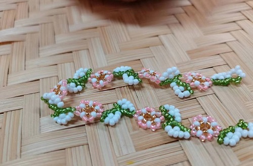 9月11日，手工活外發(fā)加工可靠嗎？靈活就業(yè)好手工，開飾品加工廠，手工之家的產(chǎn)品優(yōu)勢(shì)，圖為飾品類串珠純手工產(chǎn)品剪影