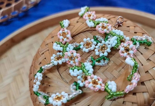 9月11日，手工活外發(fā)加工可靠嗎？靈活就業(yè)好手工，開飾品加工廠，手工之家的產(chǎn)品優(yōu)勢(shì)，圖為飾品類串珠純手工產(chǎn)品剪影