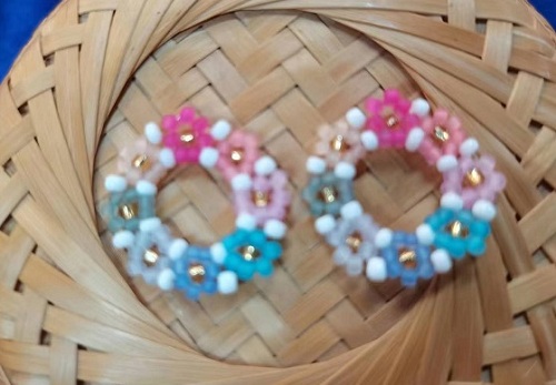 9月14日，外發(fā)加工接單平臺，靈活就業(yè)手工飾品廠項目，開飾品加工廠，在手工之家，從加工到銷售都讓人放心，圖為飾品類串珠純手工產(chǎn)品剪影