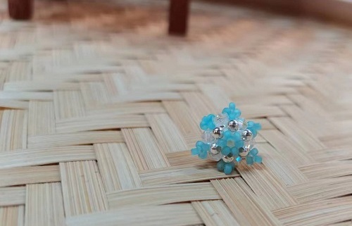9月15日，手工活外發(fā)加工網(wǎng)，靈活就業(yè)好項(xiàng)目，開(kāi)飾品加工廠，在手工之家，重合作、重服務(wù)就是敬業(yè)的體現(xiàn)，圖為飾品類(lèi)串珠純手工產(chǎn)品剪影