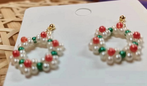 9月21日，可在家做的兼職手工活，想接正規(guī)廠家手工項(xiàng)目,開(kāi)飾品加工廠，在手工之家，貼心服務(wù)讓人滿(mǎn)意，圖為飾品類(lèi)串珠純手工產(chǎn)品剪影