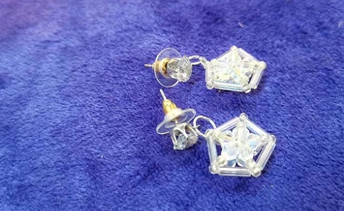 9月26日，手工活外發(fā)加工網(wǎng)，在家做串珠手工掙錢，開飾品加工廠，在手工之家，加工人員這樣做收入更好，圖為飾品類串珠純手工產(chǎn)品剪影