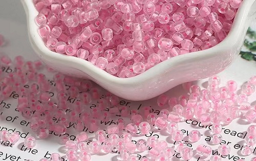 9月30日，哪里可以做手工活兼職，手工項(xiàng)目拿回家做，開飾品加工廠，在手工之家，大家選擇這里因?yàn)槭杖牒谩⒂斜Ｕ?，圖為串珠純手工繡珠材料剪影