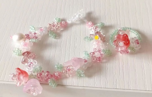 12月14日，手工活接單正規(guī)平臺(tái)，可靠的串珠手工，開飾品加工廠，在手工之家，貼心的服務(wù)就是個(gè)性化，圖為串珠米珠繡手工產(chǎn)品剪影