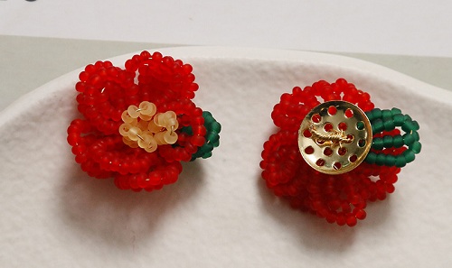 12月27日，外發(fā)手工活正規(guī)平臺(tái)，適合的串珠手工項(xiàng)目，開飾品加工廠，手工之家的創(chuàng)新成果大家共享，圖為飾品類串珠純手工產(chǎn)品剪影