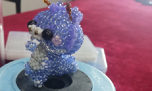 1月7日，外發(fā)手工活正規(guī)平臺，居家手工串珠靈活就業(yè)，開飾品加工廠，在手工之家，純手工項目有特點，好合作，圖為飾品類串珠純手工產(chǎn)品剪影