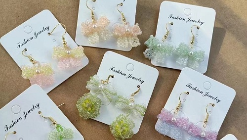 1月10日，手工活外發(fā)加工網(wǎng)，在家做串珠手工掙錢，開飾品加工廠，手工之家讓更多的人靈活掙錢增收，圖為飾品類串珠純手工產(chǎn)品剪影
