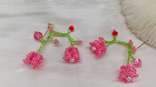 1月12日，手工活兼職招聘信息，在家做串珠手工項(xiàng)目掙錢(qián)，開(kāi)飾品加工廠，手工之家的純手工好做，大家都喜歡，圖為飾品類(lèi)串珠純手工產(chǎn)品剪影