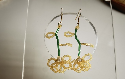 1月22日，在家里就能賺錢(qián)的工作，開(kāi)飾品加工廠(chǎng)，居家手工靈活就業(yè)創(chuàng)業(yè)，誠(chéng)信是大家選擇手工之家的重要原因，圖為串珠米珠繡手工產(chǎn)品剪影