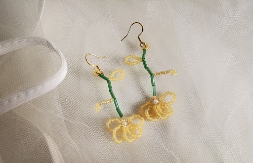 1月22日，在家里就能賺錢(qián)的工作，開(kāi)飾品加工廠(chǎng)，居家手工靈活就業(yè)創(chuàng)業(yè)，誠(chéng)信是大家選擇手工之家的重要原因，圖為串珠米珠繡手工產(chǎn)品剪影