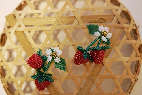 1月23日，手工活從哪里找廠家，想接正規(guī)廠家的手工項(xiàng)目，開飾品加工廠，手工之家的串珠純手工，大家都能做，圖為飾品類串珠純手工產(chǎn)品剪影