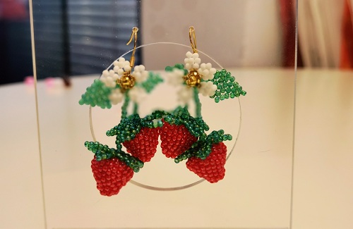 1月23日，手工活從哪里找廠家，想接正規(guī)廠家的手工項(xiàng)目，開飾品加工廠，手工之家的串珠純手工，大家都能做，圖為飾品類串珠純手工產(chǎn)品剪影