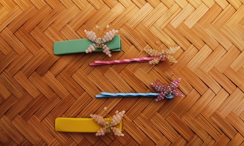 1月27日，附近有沒有兼職手工活，居家靈活就業(yè)的好副業(yè)，開飾品加工廠，手工之家長久穩(wěn)定讓大家放心，圖為串珠純手工產(chǎn)品剪影