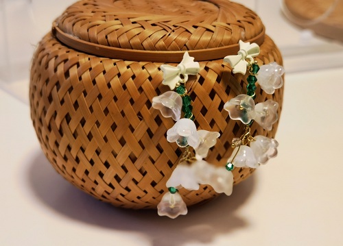 2月1日，手工活外發(fā)一手貨源，開(kāi)飾品加工廠，在家兼職手工活掙錢(qián)，手工之家始終與合作人員一起努力，圖為串珠米珠繡手工產(chǎn)品剪影
