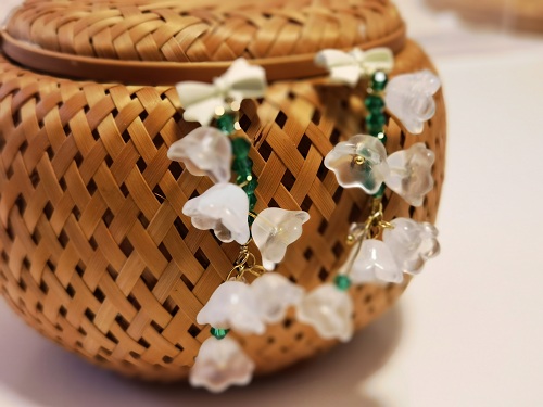 2月1日，手工活外發(fā)一手貨源，開(kāi)飾品加工廠，在家兼職手工活掙錢(qián)，手工之家始終與合作人員一起努力，圖為串珠米珠繡手工產(chǎn)品剪影