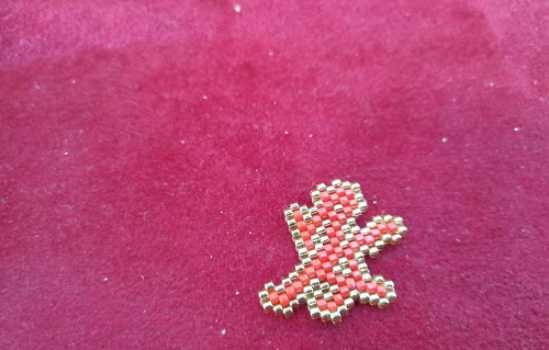 2月22日，兼職手工活外發(fā)加工在家可做，在家掙錢的好副業(yè)，開飾品加工廠，在手工之家，要掙錢就要行動(dòng)起來，圖為串珠米珠繡手工產(chǎn)品剪影