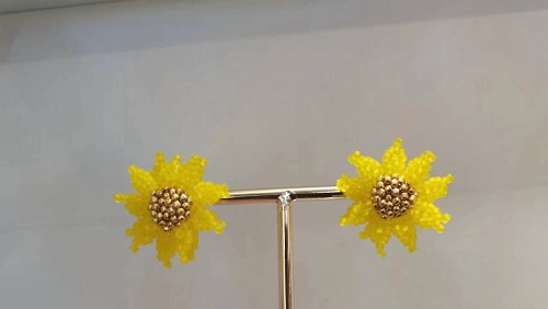 3月3日，兼職手工活外發(fā)加工在家可做，開(kāi)飾品加工廠(chǎng)，靈活就業(yè)創(chuàng)業(yè)項(xiàng)目，在手工之家，多付出就有好收入，圖為串珠米珠繡手工產(chǎn)品剪影