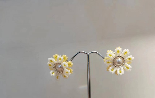 3月3日，兼職手工活外發(fā)加工在家可做，開(kāi)飾品加工廠(chǎng)，靈活就業(yè)創(chuàng)業(yè)項(xiàng)目，在手工之家，多付出就有好收入，圖為串珠米珠繡手工產(chǎn)品剪影