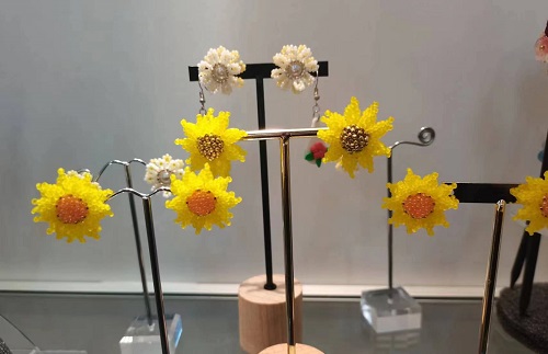 3月3日，兼職手工活外發(fā)加工在家可做，開(kāi)飾品加工廠(chǎng)，靈活就業(yè)創(chuàng)業(yè)項(xiàng)目，在手工之家，多付出就有好收入，圖為串珠米珠繡手工產(chǎn)品剪影