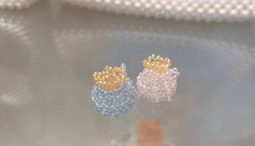 3月5日，手工活外發(fā)加工可靠嗎？在家做手工副業(yè)掙錢，開飾品加工廠，與手工之家合作，純手工的收入讓人放心，圖為串珠米珠繡手工產(chǎn)品剪影
