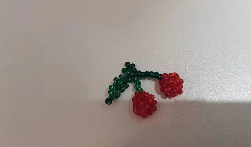 3月6日，在家能做的手工活兼職，正規(guī)可靠的手工副業(yè)，開飾品加工廠，選手工之家，合作共贏無障礙，圖為串珠米珠繡手工產(chǎn)品剪影