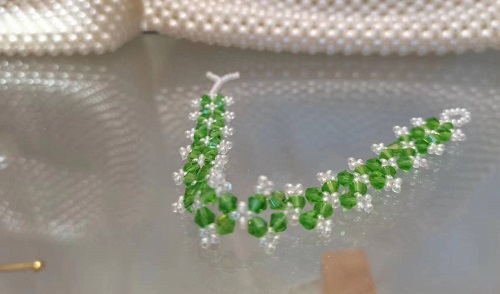 3月9日，在家做兼職的正規(guī)平臺(tái)，開飾品加工廠，居家手工好副業(yè)，與手工之家合作好好做有好回報(bào)，圖為串珠米珠繡手工產(chǎn)品剪影