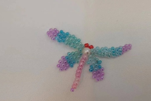 3月11日，正規(guī)手工活接單平臺，手工加工回收項(xiàng)目，開飾品加工廠，與手工之家合作，農(nóng)村城市各有優(yōu)勢，圖為串珠米珠繡手工產(chǎn)品剪影