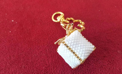 3月12日，手工活兼職可帶回家，手工靈活就業(yè)的好副業(yè)，開飾品加工廠，在手工之家，產(chǎn)品一直是事業(yè)的重點(diǎn)，圖為串珠米珠繡手工產(chǎn)品剪影