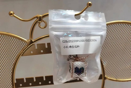3月12日，手工活兼職可帶回家，手工靈活就業(yè)的好副業(yè)，開飾品加工廠，在手工之家，產(chǎn)品一直是事業(yè)的重點(diǎn)，圖為串珠米珠繡手工產(chǎn)品剪影