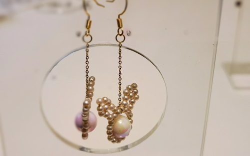 3月30日，在家兼職手工活，靈活就業(yè)創(chuàng)業(yè)手工副業(yè)，開飾品加工廠，在手工之家，良好的合作來源大家的了解，圖為串珠米珠繡手工產(chǎn)品剪影