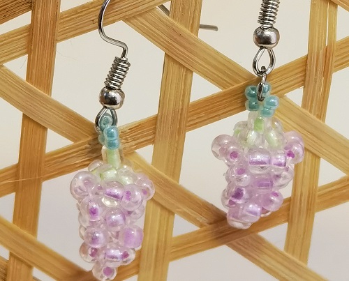 3月30日，在家兼職手工活，靈活就業(yè)創(chuàng)業(yè)手工副業(yè)，開飾品加工廠，在手工之家，良好的合作來源大家的了解，圖為串珠米珠繡手工產(chǎn)品剪影