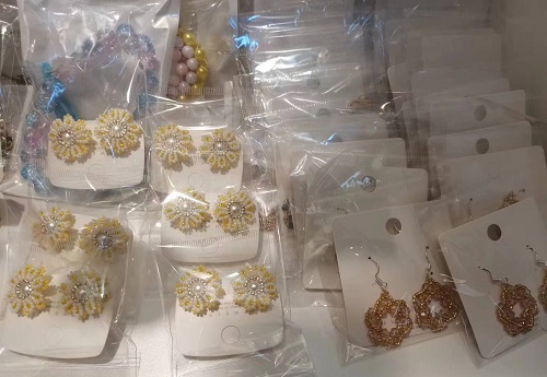 3月31日，附近有沒有兼職手工活，在家做的手工副業(yè)，開飾品加工廠，在手工之家，純手工項(xiàng)目很好做，圖為飾品類串珠手工產(chǎn)品剪影