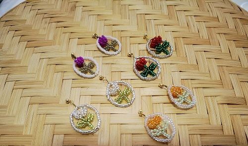 4月1日，外發(fā)加工接單平臺(tái)，靈活就業(yè)好手工項(xiàng)目，開飾品加工廠，在手工之家，怎么合作，大家說了算，圖為串珠米珠繡手工產(chǎn)品剪影
