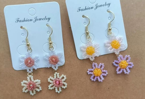 4月6日，手工活接單正規(guī)平臺，可靠的串珠手工，開飾品加工廠，在手工之家，時間越長、合作越穩(wěn)、收入越好，圖為串珠米珠繡手工產(chǎn)品剪影