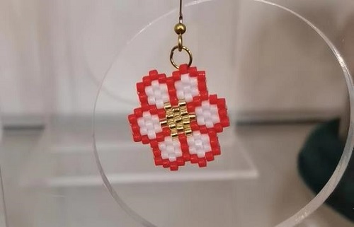4月10日，手工活拿回家做在哪里找，居家就業(yè)好副業(yè)，在手工之家，純手工事業(yè)這樣合作，圖為串珠米珠繡手工產(chǎn)品剪影